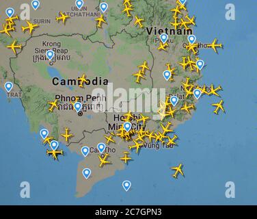 Flugverkehr über Kambodscha und Süd-Vietman (17. juli 2020, UTC 09.00) im Internet mit Flightradar 24 Website, während der Coronavirus Pandemie Stockfoto