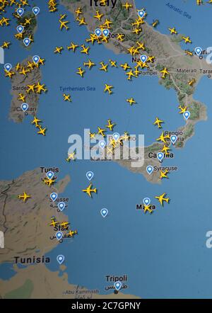 Flugverkehr über Tunesien, Malta, Sicilia (17. juli 2020, UTC 09.11) im Internet mit Flightradar 24 Website, während der Coronavirus Pandemie Stockfoto