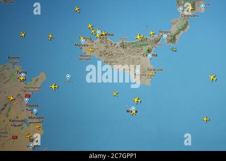 Flugverkehr über Tunesien, Malta, Sicilia (17. juli 2020, UTC 09.11) im Internet mit Flightradar 24 Website, während der Coronavirus Pandemie Stockfoto