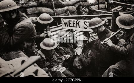 Eine einimpromptu Musikstunde von Soldaten des Royal West Kent Regiment, Teil der British Expeditionary Force (BEF) in den Schützengräben vor der Schlacht von Frankreich, auch bekannt als der Fall Frankreichs, Die deutsche Invasion von Frankreich und den Niederlanden im Frühjahr 1940 während des Zweiten Weltkriegs. Stockfoto