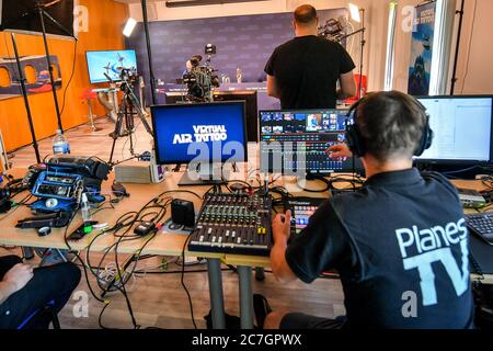 Moderatoren und Studiomannschaft Proben in einem Live-Studio vor einem Virtual Air Tattoo im RAF Fairford in Goucestershire an diesem Wochenende. An der Sonderveranstaltung, die am Samstag und Sonntag von 11:00 bis 15:00 Uhr live übertragen wird, nehmen mehr als 20 Länder aus aller Welt mit Air Arms Teil, am selben Wochenende, an dem die eigentliche Airshow stattfinden sollte. Stockfoto