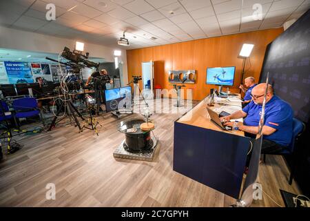 Moderatoren und Studiomannschaft Proben in einem Live-Studio vor einem Virtual Air Tattoo im RAF Fairford in Goucestershire an diesem Wochenende. An der Sonderveranstaltung, die am Samstag und Sonntag von 11:00 bis 15:00 Uhr live übertragen wird, nehmen mehr als 20 Länder aus aller Welt mit Air Arms Teil, am selben Wochenende, an dem die eigentliche Airshow stattfinden sollte. Stockfoto