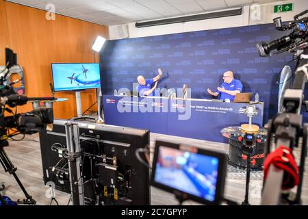 Kommentatoren und Luftfahrtexperten Mark Manwaring, links, und Ben Dunnell, rechts, diskutieren Flugmanöver, während Moderatoren und Studiomannschaft in einem Live-Studio vor einem Virtual Air Tattoo in RAF Fairford in Goucestershire an diesem Wochenende Proben. An der Sonderveranstaltung, die am Samstag und Sonntag von 11:00 bis 15:00 Uhr live übertragen wird, nehmen mehr als 20 Länder aus aller Welt mit Air Arms Teil, am selben Wochenende, an dem die eigentliche Airshow stattfinden sollte. Stockfoto