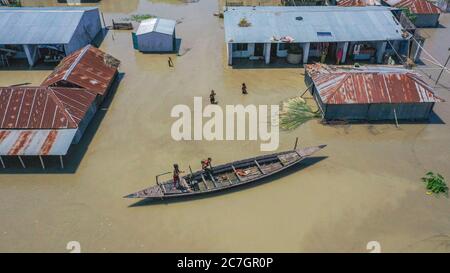 Bogura, Bangladesch. Juli 2020. (ANMERKUNG DER REDAKTION: Bild mit einer Drohne) Luftaufnahme von untergetauchten Häusern und Erntefeldern in Bogura. Ein Drittel von Bangladesch ist unter Wasser, nachdem schwere Regenfälle die Nation getroffen haben. Mindestens 1.5 Millionen Menschen sind betroffen, Häuser und Straßen in Dörfern überschwemmt. Beamte des Hochwasserprognosen- und Warnzentrums (FFWC) haben berichtet, dass die Hochwassersituation in 15 nördlichen und zentralen Bezirken auf den Anstieg der Wasserstände der Hauptflüsse zurückzuführen ist, einschließlich der Brahmaputra, Jamuna, Padma, Teesta und Dharla. Kredit: SOPA Images Limited/Alamy Live Nachrichten Stockfoto