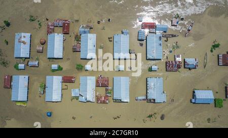 Bogura, Bangladesch. Juli 2020. (ANMERKUNG DER REDAKTION: Bild mit einer Drohne) Luftaufnahme von untergetauchten Häusern und Erntefeldern in Bogura. Ein Drittel von Bangladesch ist unter Wasser, nachdem schwere Regenfälle die Nation getroffen haben. Mindestens 1.5 Millionen Menschen sind betroffen, Häuser und Straßen in Dörfern überschwemmt. Beamte des Hochwasserprognosen- und Warnzentrums (FFWC) haben berichtet, dass die Hochwassersituation in 15 nördlichen und zentralen Bezirken auf den Anstieg der Wasserstände der Hauptflüsse zurückzuführen ist, einschließlich der Brahmaputra, Jamuna, Padma, Teesta und Dharla. Kredit: SOPA Images Limited/Alamy Live Nachrichten Stockfoto