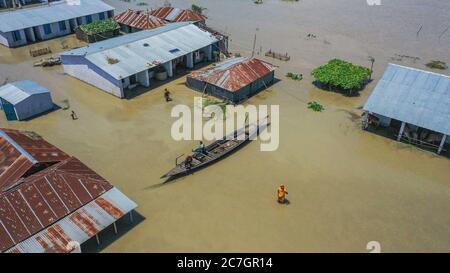 Bogura, Bangladesch. Juli 2020. (ANMERKUNG DER REDAKTION: Bild mit einer Drohne) Luftaufnahme von untergetauchten Häusern und Erntefeldern in Bogura. Ein Drittel von Bangladesch ist unter Wasser, nachdem schwere Regenfälle die Nation getroffen haben. Mindestens 1.5 Millionen Menschen sind betroffen, Häuser und Straßen in Dörfern überschwemmt. Beamte des Hochwasserprognosen- und Warnzentrums (FFWC) haben berichtet, dass die Hochwassersituation in 15 nördlichen und zentralen Bezirken auf den Anstieg der Wasserstände der Hauptflüsse zurückzuführen ist, einschließlich der Brahmaputra, Jamuna, Padma, Teesta und Dharla. Kredit: SOPA Images Limited/Alamy Live Nachrichten Stockfoto
