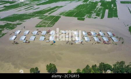 Bogura, Bangladesch. Juli 2020. (ANMERKUNG DER REDAKTION: Bild mit einer Drohne) Luftaufnahme von untergetauchten Häusern und Erntefeldern in Bogura. Ein Drittel von Bangladesch ist unter Wasser, nachdem schwere Regenfälle die Nation getroffen haben. Mindestens 1.5 Millionen Menschen sind betroffen, Häuser und Straßen in Dörfern überschwemmt. Beamte des Hochwasserprognosen- und Warnzentrums (FFWC) haben berichtet, dass die Hochwassersituation in 15 nördlichen und zentralen Bezirken auf den Anstieg der Wasserstände der Hauptflüsse zurückzuführen ist, einschließlich der Brahmaputra, Jamuna, Padma, Teesta und Dharla. Kredit: SOPA Images Limited/Alamy Live Nachrichten Stockfoto