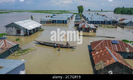 Bogura, Bangladesch. Juli 2020. (ANMERKUNG DER REDAKTION: Bild mit einer Drohne) Luftaufnahme von untergetauchten Häusern und Erntefeldern in Bogura. Ein Drittel von Bangladesch ist unter Wasser, nachdem schwere Regenfälle die Nation getroffen haben. Mindestens 1.5 Millionen Menschen sind betroffen, Häuser und Straßen in Dörfern überschwemmt. Beamte des Hochwasserprognosen- und Warnzentrums (FFWC) haben berichtet, dass die Hochwassersituation in 15 nördlichen und zentralen Bezirken auf den Anstieg der Wasserstände der Hauptflüsse zurückzuführen ist, einschließlich der Brahmaputra, Jamuna, Padma, Teesta und Dharla. Kredit: SOPA Images Limited/Alamy Live Nachrichten Stockfoto