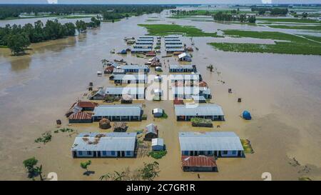 Bogura, Bangladesch. Juli 2020. (ANMERKUNG DER REDAKTION: Bild mit einer Drohne) Luftaufnahme von untergetauchten Häusern und Erntefeldern in Bogura. Ein Drittel von Bangladesch ist unter Wasser, nachdem schwere Regenfälle die Nation getroffen haben. Mindestens 1.5 Millionen Menschen sind betroffen, Häuser und Straßen in Dörfern überschwemmt. Beamte des Hochwasserprognosen- und Warnzentrums (FFWC) haben berichtet, dass die Hochwassersituation in 15 nördlichen und zentralen Bezirken auf den Anstieg der Wasserstände der Hauptflüsse zurückzuführen ist, einschließlich der Brahmaputra, Jamuna, Padma, Teesta und Dharla. Kredit: SOPA Images Limited/Alamy Live Nachrichten Stockfoto