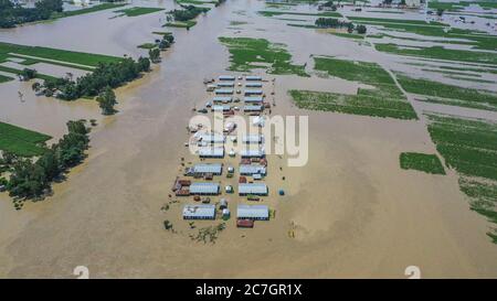 Bogura, Bangladesch. Juli 2020. (ANMERKUNG DER REDAKTION: Bild mit einer Drohne) Luftaufnahme von untergetauchten Häusern und Erntefeldern in Bogura. Ein Drittel von Bangladesch ist unter Wasser, nachdem schwere Regenfälle die Nation getroffen haben. Mindestens 1.5 Millionen Menschen sind betroffen, Häuser und Straßen in Dörfern überschwemmt. Beamte des Hochwasserprognosen- und Warnzentrums (FFWC) haben berichtet, dass die Hochwassersituation in 15 nördlichen und zentralen Bezirken auf den Anstieg der Wasserstände der Hauptflüsse zurückzuführen ist, einschließlich der Brahmaputra, Jamuna, Padma, Teesta und Dharla. Kredit: SOPA Images Limited/Alamy Live Nachrichten Stockfoto