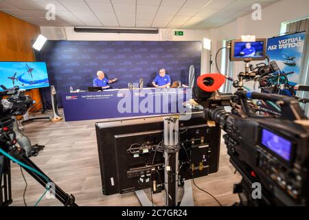 Kommentatoren und Luftfahrtexperten Mark Manwaring, links, und Ben Dunnell, rechts, diskutieren Flugmanöver, während Moderatoren und Studiomannschaft in einem Live-Studio vor einem Virtual Air Tattoo in RAF Fairford in Goucestershire an diesem Wochenende Proben. An der Sonderveranstaltung, die am Samstag und Sonntag von 11:00 bis 15:00 Uhr live übertragen wird, nehmen mehr als 20 Länder aus aller Welt mit Air Arms Teil, am selben Wochenende, an dem die eigentliche Airshow stattfinden sollte. Stockfoto