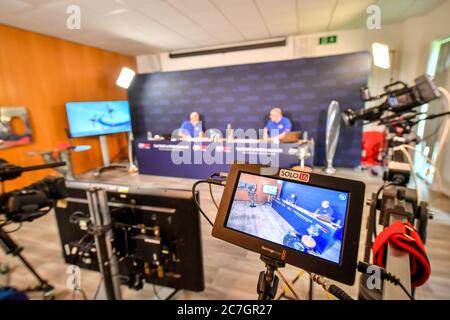 Kommentatoren und Luftfahrtexperten Mark Manwaring, links, und Ben Dunnell, rechts, diskutieren Flugmanöver, während Moderatoren und Studiomannschaft in einem Live-Studio vor einem Virtual Air Tattoo in RAF Fairford in Goucestershire an diesem Wochenende Proben. An der Sonderveranstaltung, die am Samstag und Sonntag von 11:00 bis 15:00 Uhr live übertragen wird, nehmen mehr als 20 Länder aus aller Welt mit Air Arms Teil, am selben Wochenende, an dem die eigentliche Airshow stattfinden sollte. Stockfoto