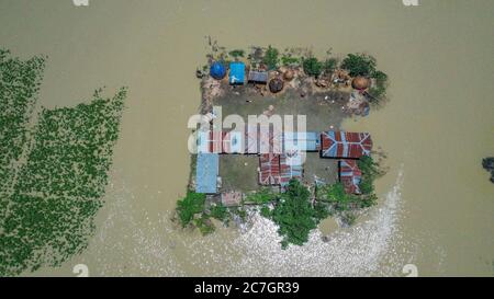 Bogura, Bangladesch. Juli 2020. (ANMERKUNG DER REDAKTION: Bild mit einer Drohne) Luftaufnahme von untergetauchten Häusern und Erntefeldern in Bogura. Ein Drittel von Bangladesch ist unter Wasser, nachdem schwere Regenfälle die Nation getroffen haben. Mindestens 1.5 Millionen Menschen sind betroffen, Häuser und Straßen in Dörfern überschwemmt. Beamte des Hochwasserprognosen- und Warnzentrums (FFWC) haben berichtet, dass die Hochwassersituation in 15 nördlichen und zentralen Bezirken auf den Anstieg der Wasserstände der Hauptflüsse zurückzuführen ist, einschließlich der Brahmaputra, Jamuna, Padma, Teesta und Dharla. Kredit: SOPA Images Limited/Alamy Live Nachrichten Stockfoto