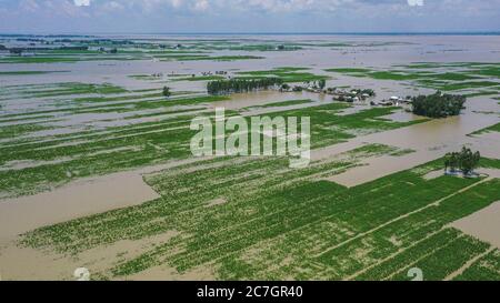 Bogura, Bangladesch. Juli 2020. (ANMERKUNG DER REDAKTION: Bild mit einer Drohne) Luftaufnahme von untergetauchten Häusern und Erntefeldern in Bogura. Ein Drittel von Bangladesch ist unter Wasser, nachdem schwere Regenfälle die Nation getroffen haben. Mindestens 1.5 Millionen Menschen sind betroffen, Häuser und Straßen in Dörfern überschwemmt. Beamte des Hochwasserprognosen- und Warnzentrums (FFWC) haben berichtet, dass die Hochwassersituation in 15 nördlichen und zentralen Bezirken auf den Anstieg der Wasserstände der Hauptflüsse zurückzuführen ist, einschließlich der Brahmaputra, Jamuna, Padma, Teesta und Dharla. Kredit: SOPA Images Limited/Alamy Live Nachrichten Stockfoto