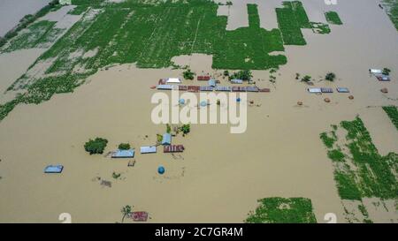 Bogura, Bangladesch. Juli 2020. (ANMERKUNG DER REDAKTION: Bild mit einer Drohne) Luftaufnahme von untergetauchten Häusern und Erntefeldern in Bogura. Ein Drittel von Bangladesch ist unter Wasser, nachdem schwere Regenfälle die Nation getroffen haben. Mindestens 1.5 Millionen Menschen sind betroffen, Häuser und Straßen in Dörfern überschwemmt. Beamte des Hochwasserprognosen- und Warnzentrums (FFWC) haben berichtet, dass die Hochwassersituation in 15 nördlichen und zentralen Bezirken auf den Anstieg der Wasserstände der Hauptflüsse zurückzuführen ist, einschließlich der Brahmaputra, Jamuna, Padma, Teesta und Dharla. Kredit: SOPA Images Limited/Alamy Live Nachrichten Stockfoto