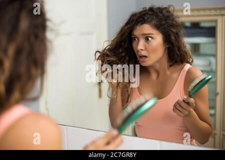 Schöne Frau in Panik wegen Haarausfall. Stockfoto