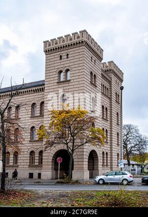 Finanzamt, Finanzamt. Regierungsfinanzabteilung im schlossähnlichen Gebäude in Mehringdamm, Kreuzberg, Berlin, Deutschland. Stockfoto