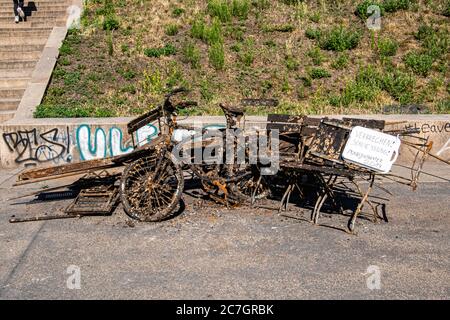 Eine Sammlung von rostigen, schlammigen, mit einer Krone überzogenen Metall - Fahrrad & .Chairs aus der Spree. Berlin Mitte Stockfoto