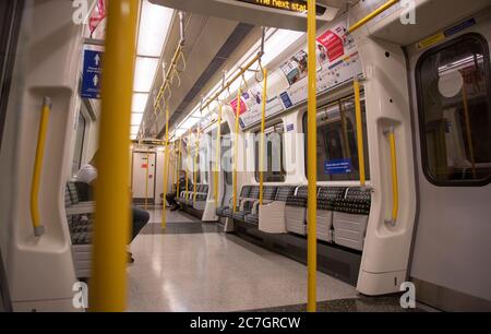 London, Großbritannien. 17. Juli 2020. Viele Linien und Stationen bleiben ruhig, wie wenige Touristen besuchen London und viele Büroangestellte Home-working oder auf Furlough trotz Coronavirus Lockdown Lockerung. Bild: Eine ruhige Kutsche auf der District Line, die nach Wimbledon fährt. Quelle: Malcolm Park/Alamy Live News. Stockfoto