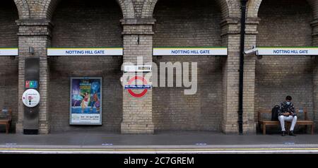 London, Großbritannien. 17. Juli 2020. Viele Linien und Stationen bleiben ruhig, wie wenige Touristen besuchen London und viele Büroangestellte Home-working oder auf Furlough trotz Coronavirus Lockdown Lockerung. Bild: Maskierte Reisende an der Notting Hill Gate Station auf der District und Circle Linie. Quelle: Malcolm Park/Alamy Live News. Stockfoto