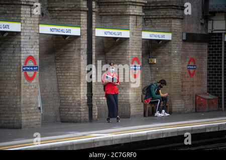 London, Großbritannien. 17. Juli 2020. Viele Linien und Stationen bleiben ruhig, wie wenige Touristen besuchen London und viele Büroangestellte Home-working oder auf Furlough trotz Coronavirus Lockdown Lockerung. Bild: Maskierte Reisende an der Notting Hill Gate Station auf der District und Circle Linie. Quelle: Malcolm Park/Alamy Live News. Stockfoto