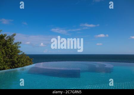 Infinity-Pool mit Blick auf das Meer und den blauen Himmel Stockfoto