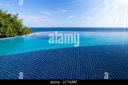 Infinity-Pool mit Blick auf das Meer und den blauen Himmel Stockfoto