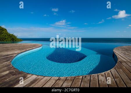 Infinity-Pool mit Blick auf das Meer und den blauen Himmel Stockfoto