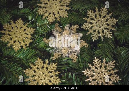 Golden Christmas Schneeflocken Muster isoliert auf Weihnachtsbaum Stockfoto