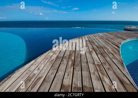 Infinity-Pool mit Blick auf das Meer und den blauen Himmel Stockfoto