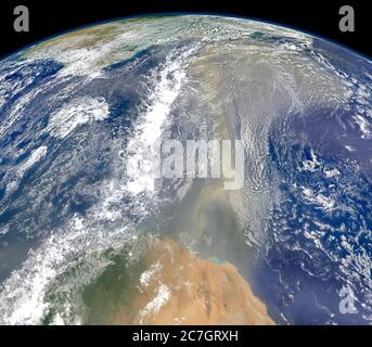 Blick auf die Erde, Sahara-Sand über dem Meer aus dem All Stockfoto