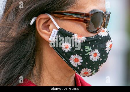 LONDON, GROSSBRITANNIEN. 17. Juli 2020. Fußgänger mit Schutzmaskenschutz gegen COVID-19 Infektionen mit floralen Mustern. Kredit: amer ghazzal/Alamy Live Nachrichten Stockfoto