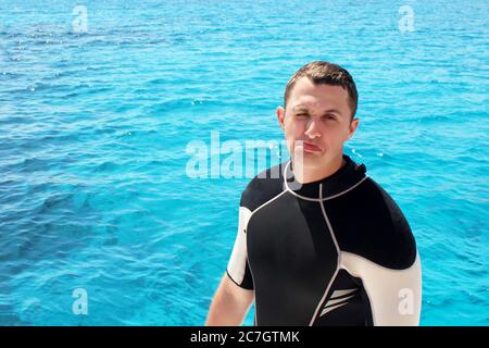Portrait von glücklichen Taucher. Der Mensch bereitet sich auf seinen Tauchkurs im blauen Meer vor. Stockfoto