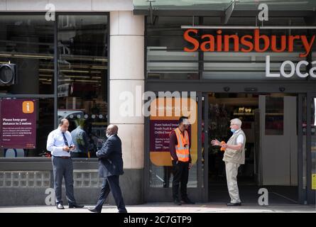 London, Großbritannien. 17. Juli 2020. Viele Linien und Stationen bleiben ruhig, wie wenige Touristen besuchen London und viele Büroangestellte Home-working oder auf Furlough trotz Coronavirus Lockdown Lockerung. Bild: Normalerweise überfüllt, ist Holborn ruhig mit wenigen Fußgängern, obwohl Sainsburys Local für Geschäfte geöffnet ist. Quelle: Malcolm Park/Alamy Live News. Stockfoto