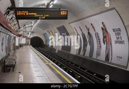 London, Großbritannien. 17. Juli 2020. Viele Linien und Stationen bleiben ruhig, wie wenige Touristen besuchen London und viele Büroangestellte Home-working oder auf Furlough trotz Coronavirus Lockdown Lockerung. Bild: Verlassene Westbound-Plattform in der Chancery Lane an der Central Line mit einem TM Lewin-Poster an der Wand ist das Unternehmen kürzlich während der Covid-19-Pandemie in die freiwillige Verwaltung übergegangen. Quelle: Malcolm Park/Alamy Live News. Stockfoto