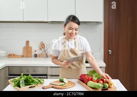 Junge Frau in der Küche Stockfoto