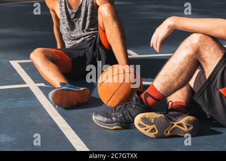 Junger Mann ruht nach dem Basketballspiel Stockfoto