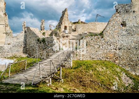 Oponice Burgruinen, Slowakische republik, Europa. Reiseziel. Stockfoto