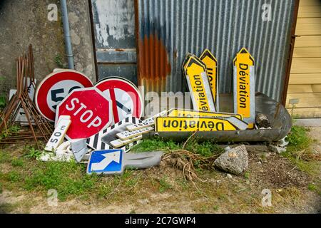 Haufen alter Verkehrsschilder in Frankreich Stockfoto