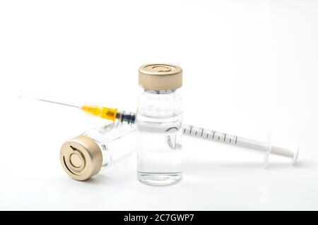 Impfstoffe, Botulinumtoxin und Insulinampullen – Konzeptthema mit Glasfläschchen mit klarer Flüssigkeit neben einer Spritze und einer auf W isolierten, hypodermischen Nadel Stockfoto