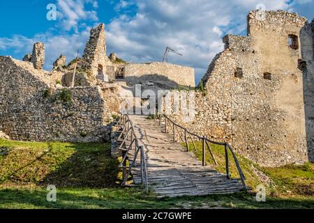 Oponice Burgruinen, Slowakische republik, Europa. Reiseziel. Stockfoto