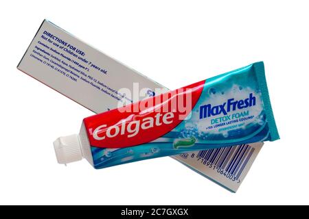 Box Colgate MaxFresh Detox Foam, Colgate MaxFresh Detox Foam, mit Tube Zahnpasta entfernt isoliert auf weißem Hintergrund - Brauseminze Stockfoto