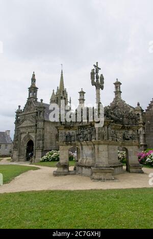 Historische Guimiliau Gemeinde schließen Kirche in Bretagne Frankreich Stockfoto
