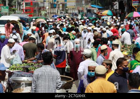 Dhaka, Bangladesch. Juli 2020. Menschen in Bangladesch drängen auf einen Ferienmarkt, ohne sich um physische Distanzierung zu kümmern, die für die Kontrolle der Ausbreitung des Coronavirus (COVID-19) entscheidend ist, in Dhaka, Bangladesch, 17. Juli 2020. Quelle: Suvra Kanti das/ZUMA Wire/Alamy Live News Stockfoto