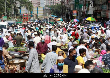 Dhaka, Bangladesch. Juli 2020. Menschen in Bangladesch drängen auf einen Ferienmarkt, ohne sich um physische Distanzierung zu kümmern, die für die Kontrolle der Ausbreitung des Coronavirus (COVID-19) entscheidend ist, in Dhaka, Bangladesch, 17. Juli 2020. Quelle: Suvra Kanti das/ZUMA Wire/Alamy Live News Stockfoto