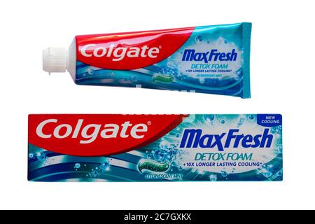 Box Colgate MaxFresh Detox Foam, Colgate MaxFresh Detox Foam, mit Tube Zahnpasta entfernt isoliert auf weißem Hintergrund - Brauseminze Stockfoto