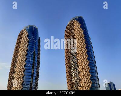 Einzigartiges und modernes Gebäude - Abu Dhabi Stadt berühmte und ikonische Wahrzeichen, Al Bahr Towers in den VAE Stockfoto