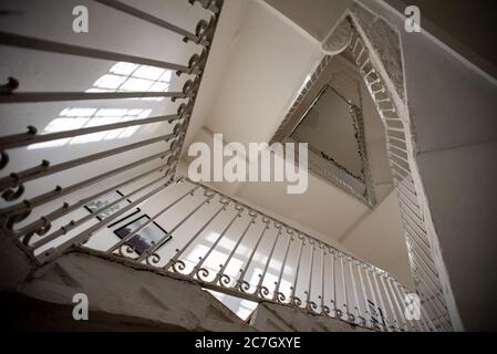 Niedrige Ansicht einer alten weißen Treppe unter Sonnenlicht - ein schönes Bild für Tapeten Stockfoto