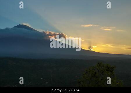 Sonnenuntergang über dem Vulkan Agung vom Boot aus gesehen. Stromboli ist eine der acht Äolischen Inseln und einer von drei aktiven Vulkanen in ibali, Indonesien Stockfoto