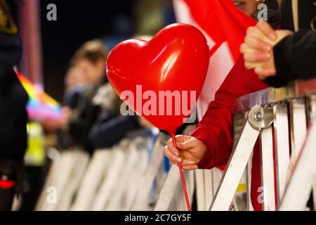 Jemand hält einen Ballon in Form eines Herzens während einer Demonstration.Foto Jeppe Gustafsson Stockfoto